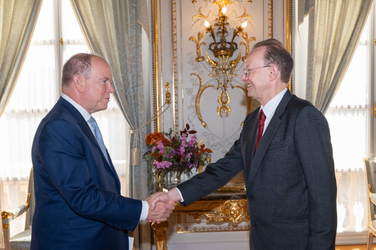 S.A.S le Prince Albert II de Monaco recevant S.E. M. Marc Ungeheuer pour la remise de ses lettres de créance